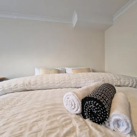 Living Serviced 6 *
